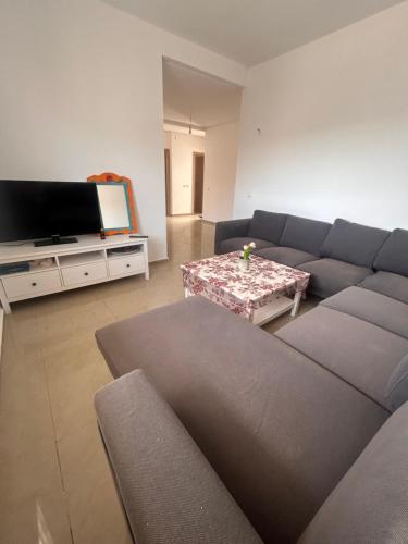TV a/nebo společenská místnost v ubytování Appartement vue sur mer et piscine