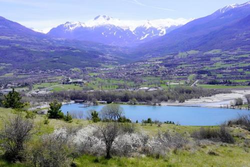 a view of a valley with snow capped mountains at Casa-Isabelle pres du lac in Embrun