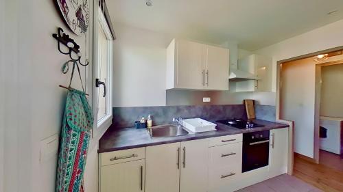 Dapur atau dapur kecil di Casa-Isabelle pres du lac