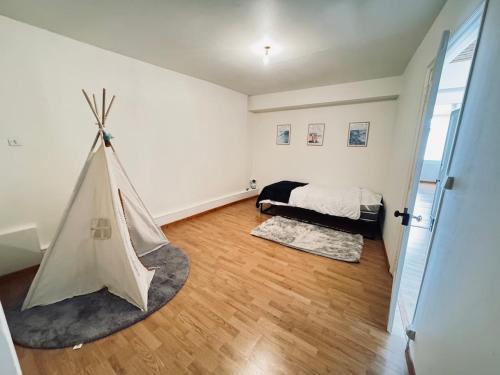 Cozy house في Benon: غرفة بها سرير وخيمة