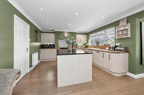 Η κουζίνα ή μικρή κουζίνα στο Entire spacious house in BSE