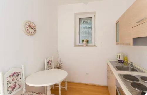 Kuchyň nebo kuchyňský kout v ubytování Apartments Mak
