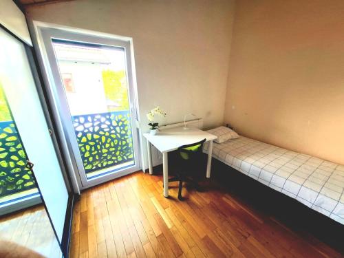a small room with a desk and a window at Rooms Lublana in Ljubljana