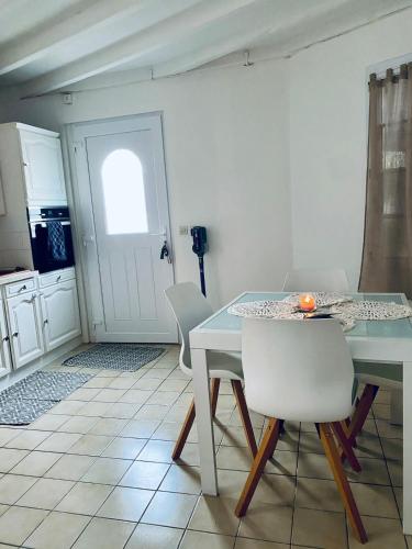 una cucina con tavolo e sedie in una stanza di Maison cosy a Benon