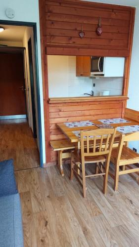 une cuisine avec une table et des chaises dans une pièce dans l'établissement Résidence Chaviere - CHAVIERE - CHAV38 MAE-3091, à Modane