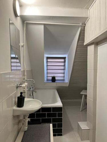 a bathroom with a sink and a bath tub at Domek Mazury Pisz in Pisz
