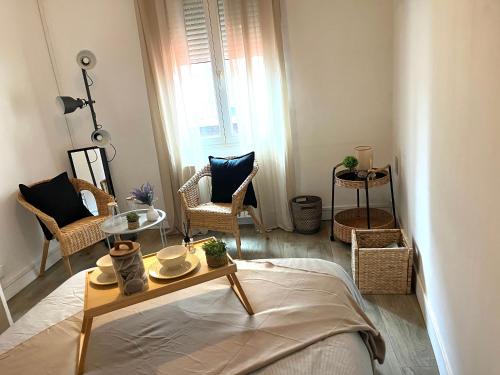una stanza con un letto, sedie e un tavolo di 2 pièces cocooning a Le Havre