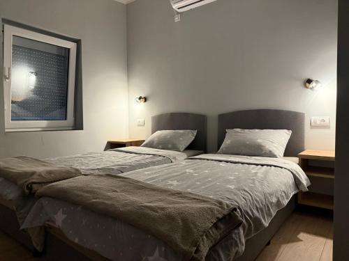 two beds sitting next to each other in a bedroom at Duplex Oasis Ada in Ada