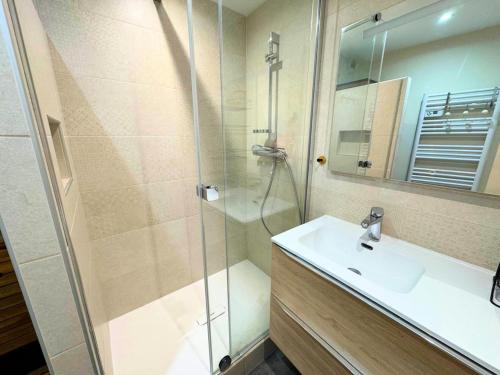 une salle de bain avec un lavabo et une douche dans l'établissement Résidence Origanes - Appartement pour 10 proche des pistes aux Ménuires MAE-4324, aux Menuires