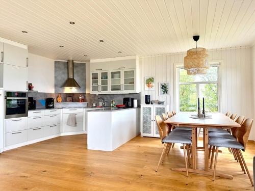 Η κουζίνα ή μικρή κουζίνα στο Jacuzzi, fjord view & northern lights - close to Hammerfest & North Cape