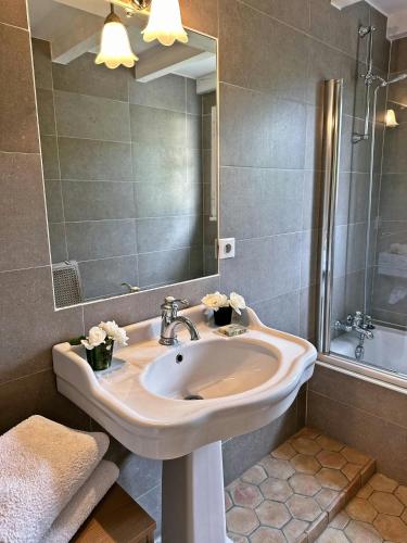 une salle de bain avec un lavabo et un miroir dans l'établissement CASA-Bastide Rose : maison de vacances luxueuse, à Salernes