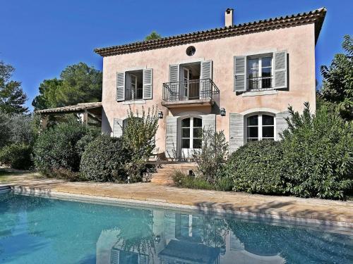 une maison et une piscine devant une maison dans l'établissement CASA-Bastide Rose : maison de vacances luxueuse, à Salernes