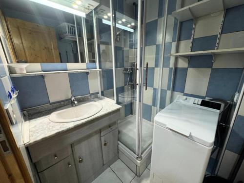 une petite salle de bain avec un lavabo et une douche dans l'établissement Résidence Median - Appartement équipé pour 4 personnes aux Ménuires MAE-5544, aux Menuires