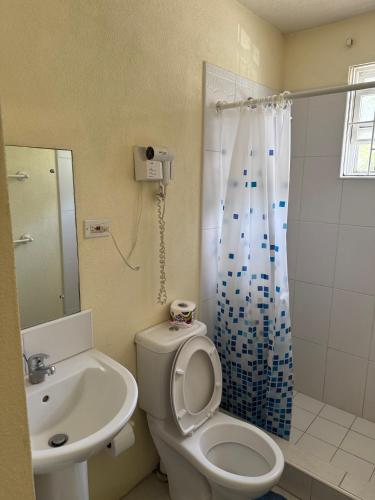 Kupatilo u objektu AnnJenn Apartments