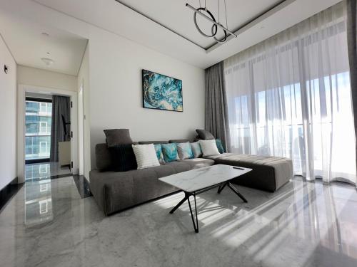 Modern 1BR with Private Jacuzzi in Business Bay