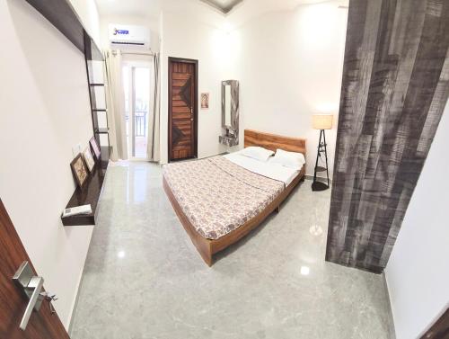 a bedroom with a bed in a room at Luxury Apt with Mountain View in Jāmb