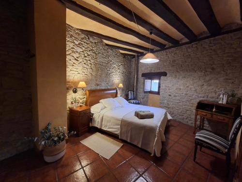 Ένα ή περισσότερα κρεβάτια σε δωμάτιο στο Casa Rural Arco Navarra