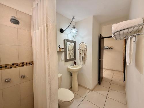 un bagno con un water e un lavandino di Escala HMO a700 mts del Consulado americano a Hermosillo