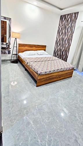 a bedroom with a bed and a concrete floor at Luxury Apt with Mountain View in Jāmb