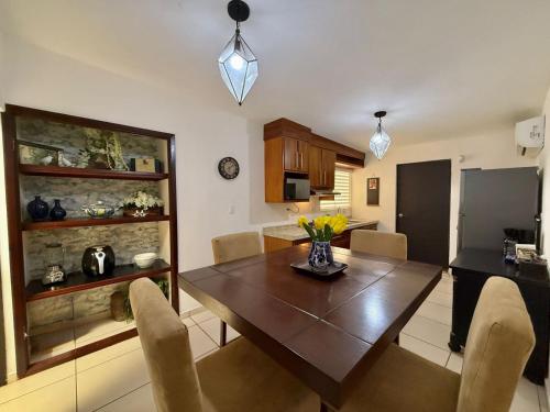 a kitchen and dining room with a table and chairs at Escala HMO a700 mts del Consulado americano in Hermosillo