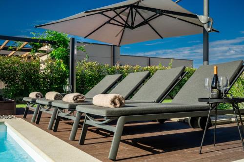 La alberca dentro o cerca de Villa Daleo with heated pool and jacuzzi near Porec