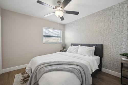 Voodi või voodid majutusasutuse Apollo Beach Retreat - 3BR - Pool - Backyard -BBQ toas