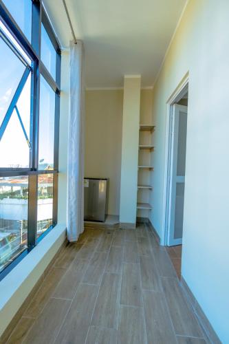 an empty room with a floor to ceiling window at Hotel El Tambo de Tarapoto-Perú in Tarapoto
