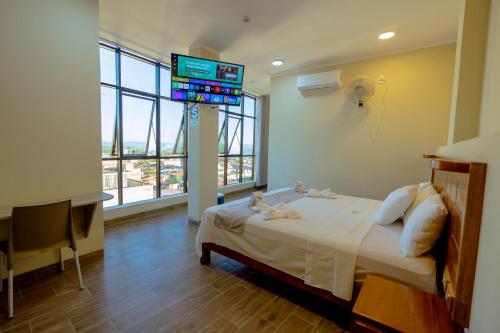 a hotel room with a bed and a television at Hotel El Tambo de Tarapoto-Perú in Tarapoto