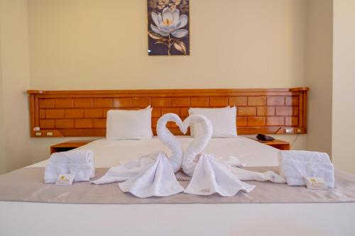 two swans are made out of towels on a bed at Hotel El Tambo de Tarapoto-Perú in Tarapoto