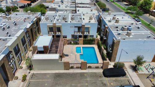 an overhead view of a building with a swimming pool at Amores Viajeros in Hermosillo