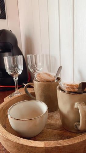 une planche à découper en bois avec des bols et des verres à vin dans l'établissement La roulotte d'Elicie, à Saint-Agnan-sur-Loire