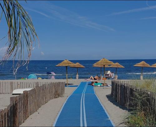 Villa-de Luxe-Salle de bain-Vue sur la campagne à 5 minutes de la mer Qui est composé de 5 chambres