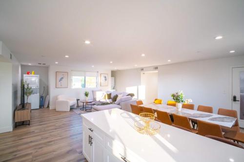 cocina y sala de estar con mesa de comedor y sillas en The Command Suite Urban Comfort Near USC, en Los Ángeles