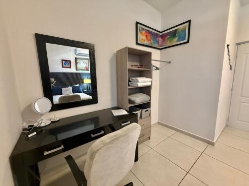a room with a desk with a mirror and a bed at Amores Viajeros in Hermosillo