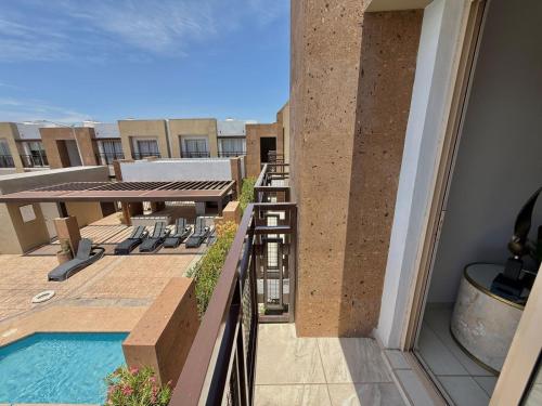 a balcony with a swimming pool on a building at Amores Viajeros in Hermosillo