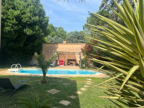 a swimming pool in a yard with a house at Villa Piscine privée 2 kilomètres Festival 3 parkings - tram in Avignon