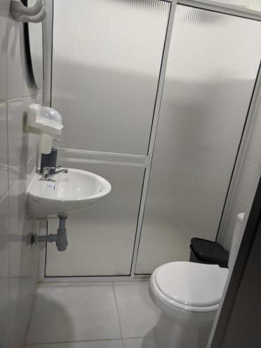 a bathroom with a toilet and a sink at Mami yola 2 in Valledupar