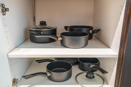 Una cocina o zona de cocina en Unique 1BD -Central Downtown - Gym, Pool, Parking