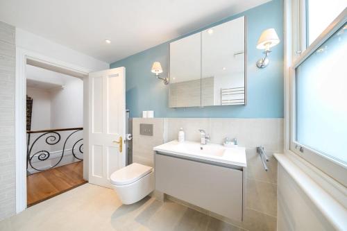 un bagno con un lavandino bianco e un water di Ping Pong Flat a Londra