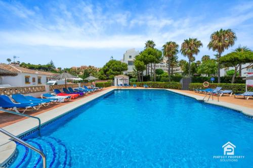 Bazén v ubytování Wyndham - Bright and Modern 2BR with Sea Views in nebo v jeho okolí