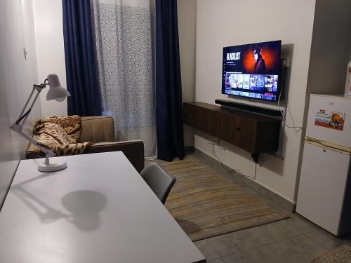 Μια τηλεόραση ή/και κέντρο ψυχαγωγίας στο Residence Next Door Escape