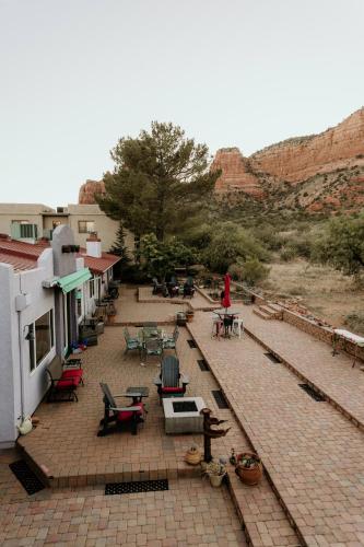 an outdoor patio with tables and chairs and a mountain at Cozy Cactus Inn in Sedona