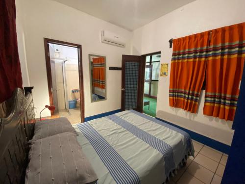 Ein Bett oder Betten in einem Zimmer der Unterkunft Hostal Mixteco Naba Nandoo