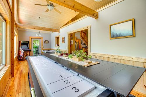 Φωτογραφία από το άλμπουμ του Ellijay Cabin with Hot Tub and Mountain Views σε Ellijay