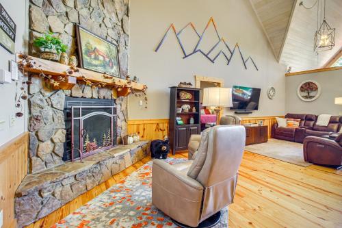 Χώρος καθιστικού στο Ellijay Cabin with Hot Tub and Mountain Views
