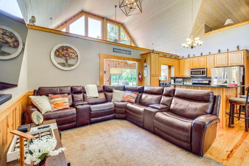 Η κουζίνα ή μικρή κουζίνα στο Ellijay Cabin with Hot Tub and Mountain Views