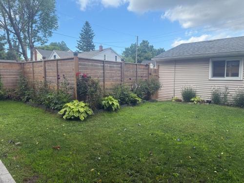 Κήπος έξω από το Family Stay Near Niagara Falls