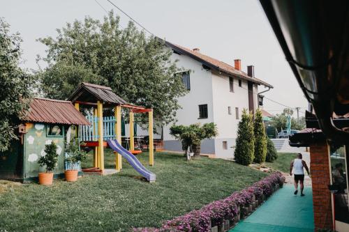 Taman di luar Djedovo ognjište 2