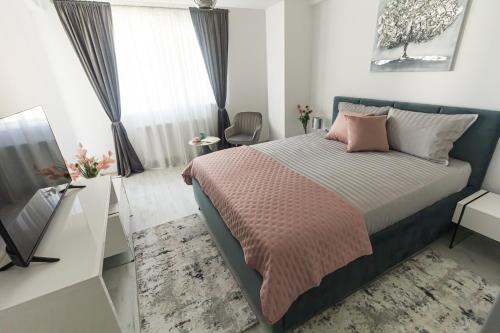 a bedroom with a large bed and a window at Isa Residence - Otopeni Airport & Therme I Libertatii Gardens - free pool facilities in Otopeni