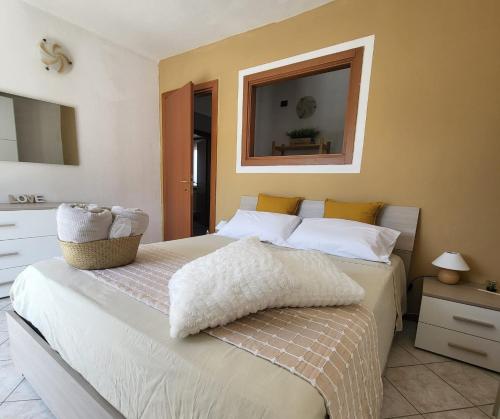 een slaapkamer met twee bedden en een spiegel aan de muur bij La Terrazza Panoramica in San Sebastiano